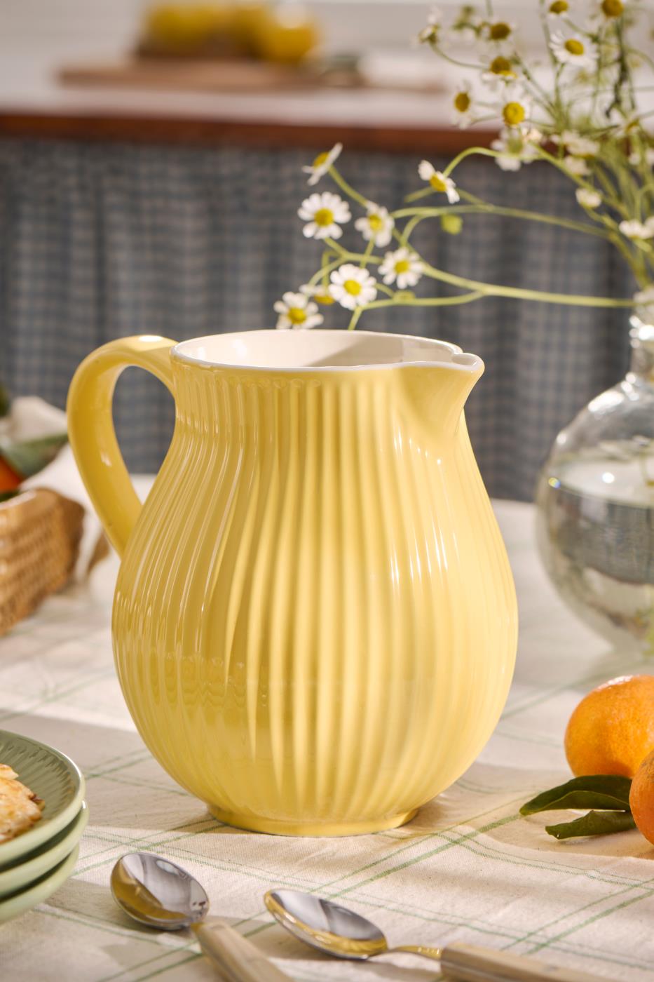 Kande fra Ib Laursens Mynte-serie i lemonade gul på bord