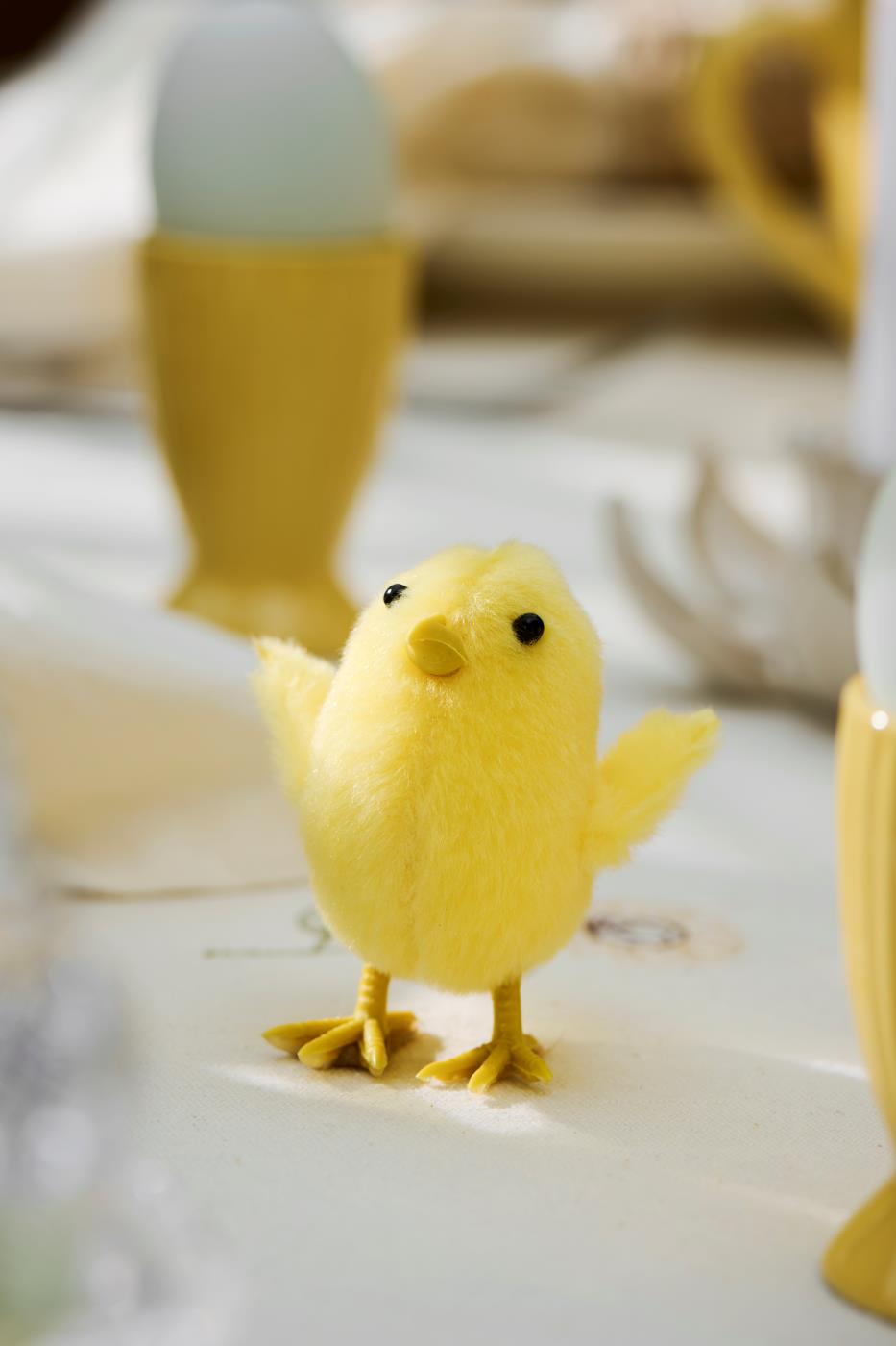 Påskekylling stående på bord