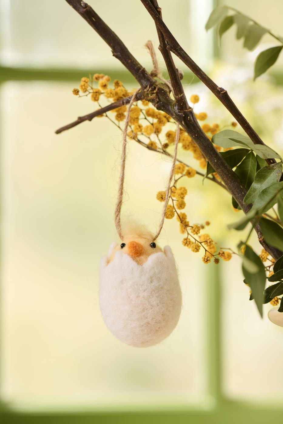 Kylling i æggeskal i filtet uld til ophæng fra Ib Laursen hængende på gren