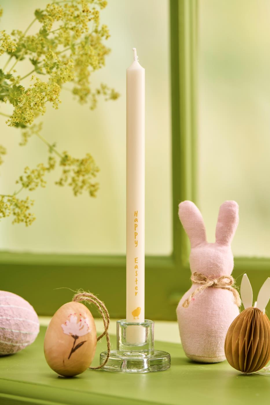 Ib Laursen Påskehare i stof pynter i en vindueskarm med påskeæg