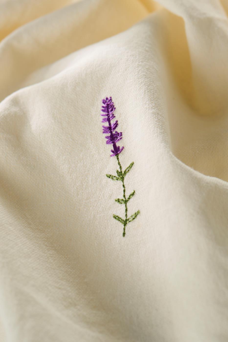 Borderet lavendel på stofserviet fra Ib Laursen