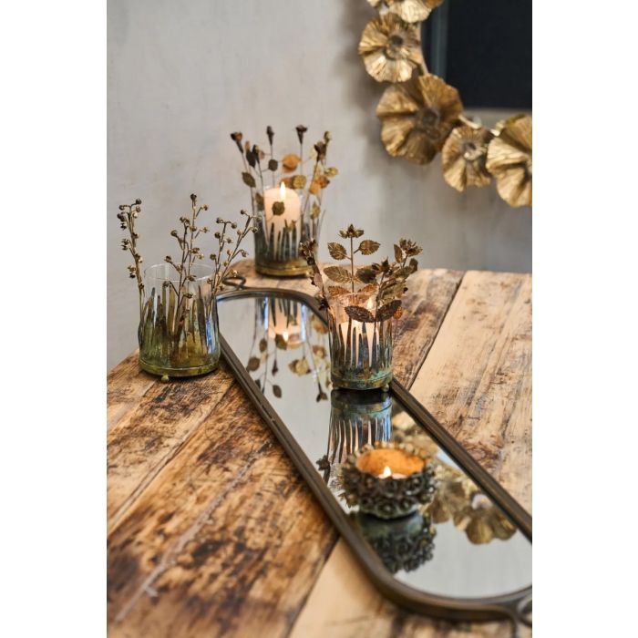 Spejlbakke på bord med lysestager som pynt