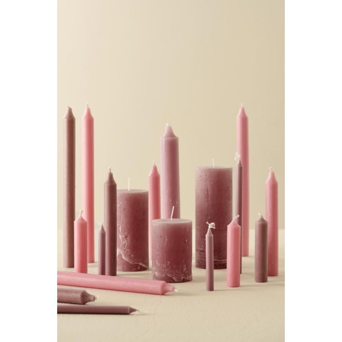 Mange lys i støvet rosa nuance fra Ib Laursen