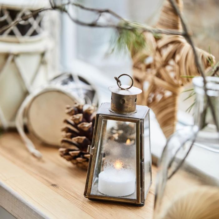 Ib Laursen guldfarvet mini lanterne 12 cm med skrå glassider med fyrfadslys i vindueskarm