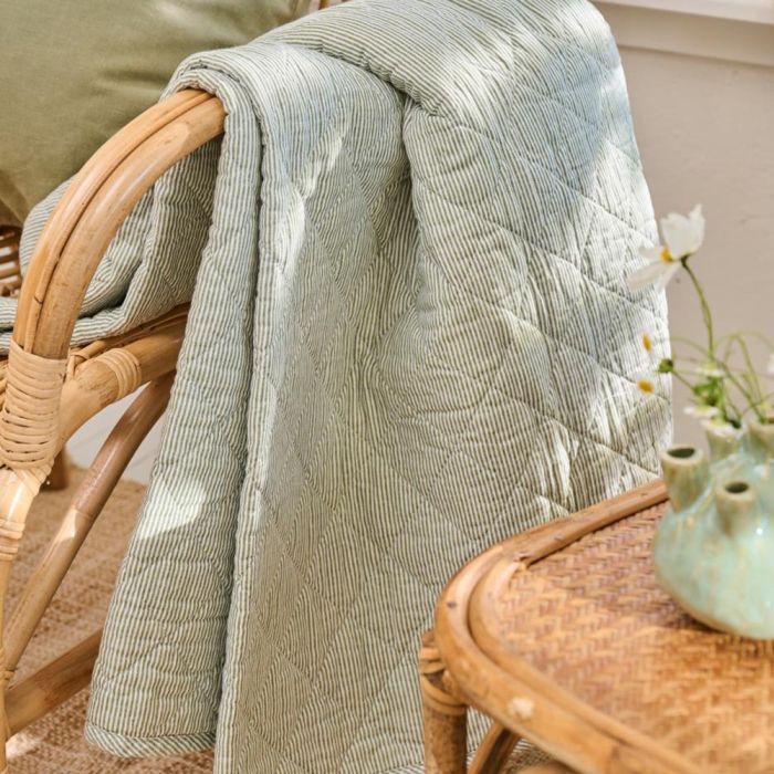 Quilt med vita och dammiga gröna mjölkpojkaränder