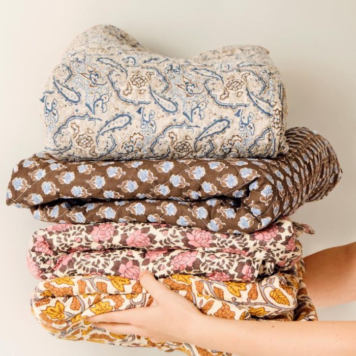 Stak med Ib Laursen quiltede vattæpper i retromønstre