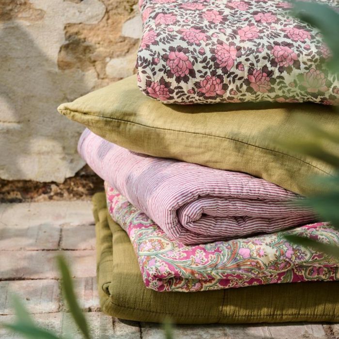 Quilt rosa med havens blomster