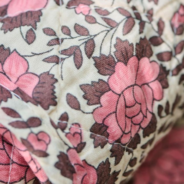 Nærbillede af mønstret på Ib Laursen quiltet vattæppe natur/rosa/brun