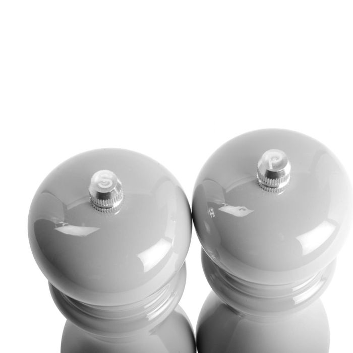 Salt- & peberkværn i lysegrå farve set fra oven