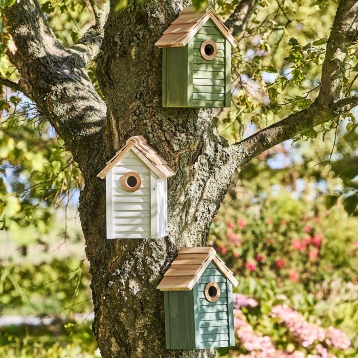 Ib Laursen fuglehuse hængende på et træ