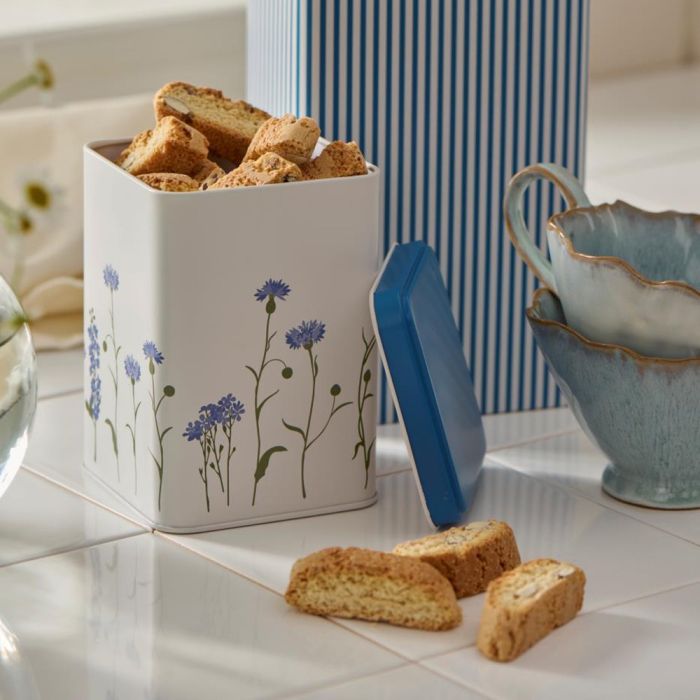 Ib Laursen kagedåse med blå kornblomster med småkager og låget taget af