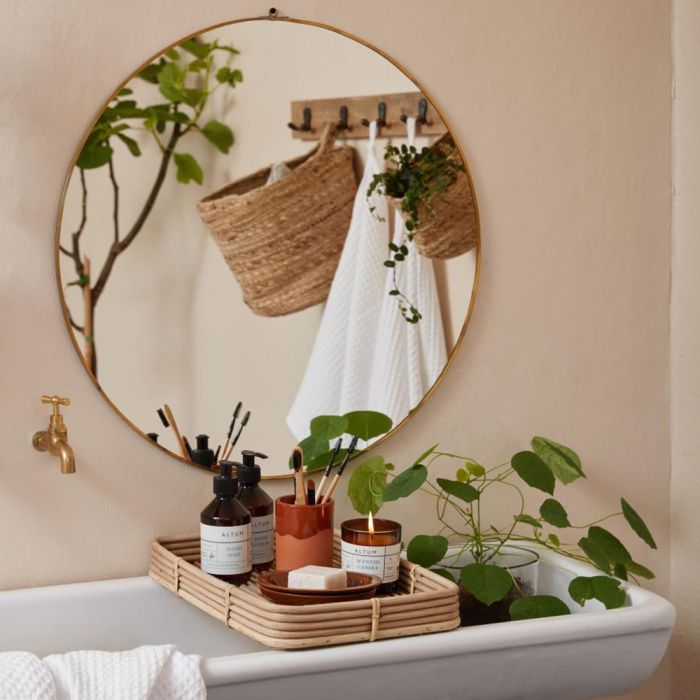 ALTUM Golden Grass håndsæbe 250 ml fra Ib Laursen på bakke med badekar og rundt spejl