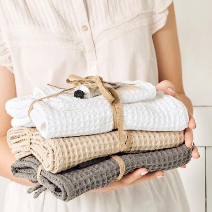 En person holder en stak Ib Laursen Liseleje vaskeklude i antracit grå