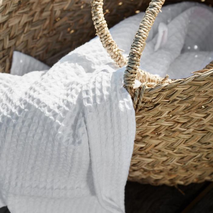 Hvidt Liseleje håndklæde 50x100 cm fra Ib Laursen i flettet kurv
