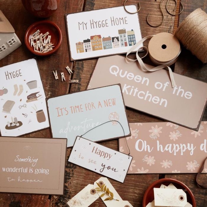 Ib Laursen metalskilt med huse og teksten My Hygge Home med andre metalskilte