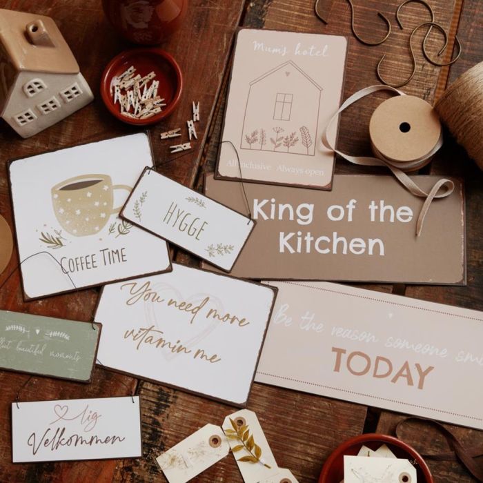 Metalskilt "Hygge" med bladgrene fra Ib Laursen blandt andre skilte i samme stil