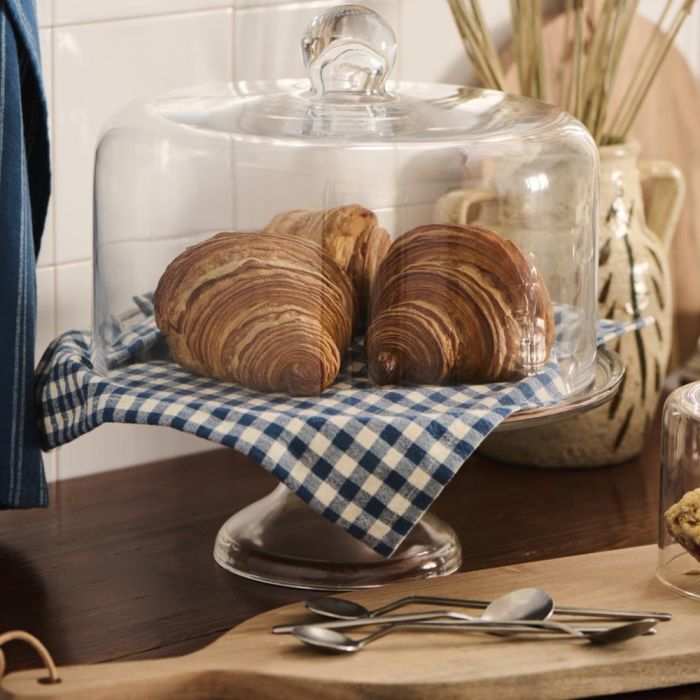 Kagefad i glas på fod fra Ib Laursen med croissanter og blåternet dug under glasklokke