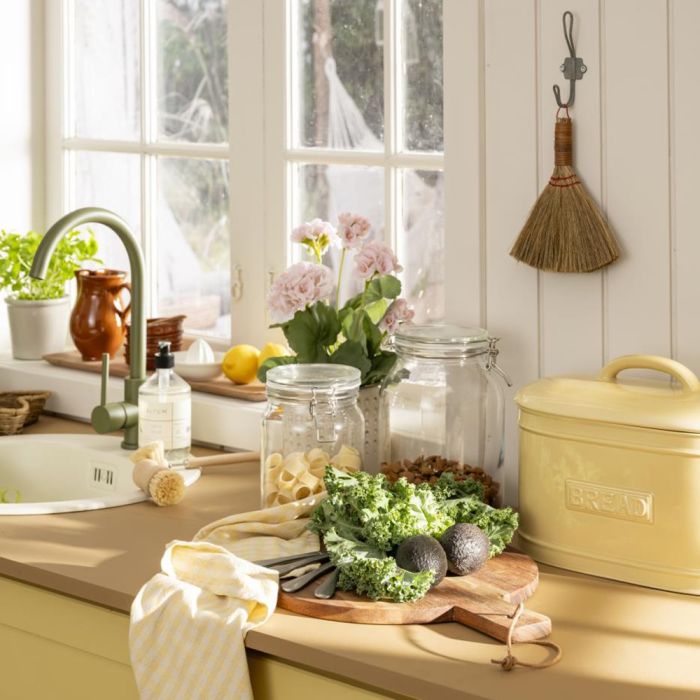 Ib Laursen mini håndkost i bambus hængende på køkkenvæg