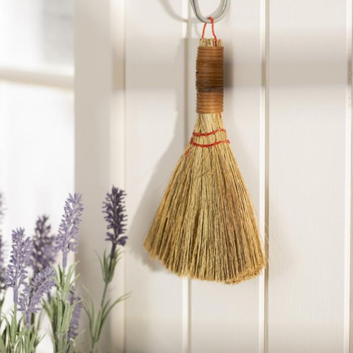 Ib Laursen mini håndkost i bambus på hvid væg med lavendel i forgrunden