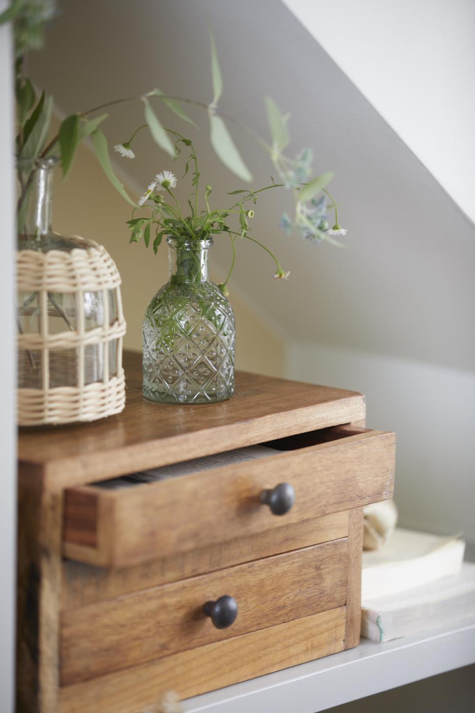 Apotekerglas som vase med harlekinmønster og blomster i