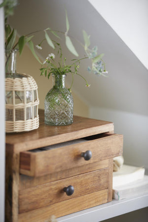 Apotekerglas som vase med harlekinmønster og blomster i