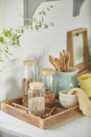 Morgenmadsbakke med morgenmadsprodukter i opbevaringsglas
