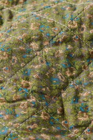Quilt grå bund med grønne, blå og rosa blomster fra Ib Laursen set tæt på