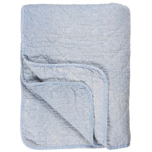 Quilt med hvide og blå mælkedrengestriber