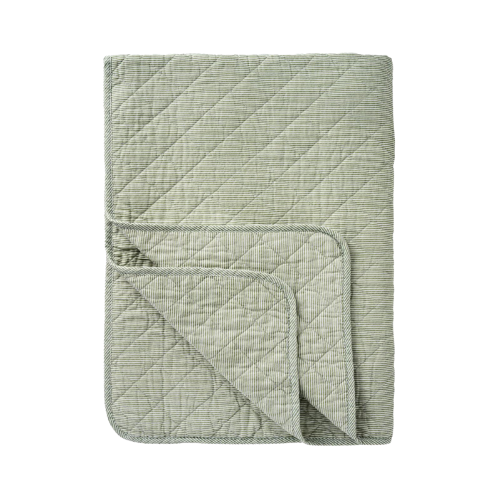 Quilt med fine mælkedrengestriber i hvid og støvgrøn. Klassisk, blødt vatteret tæppe fra Ib Laursen.