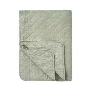 Quilt med fine mælkedrengestriber i hvid og støvgrøn. Klassisk, blødt vatteret tæppe fra Ib Laursen.
