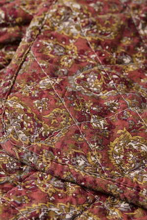 Quilt rosa med grønt, gråt og mørkrosa paisleymønster fra Ib Laursen set tæt på