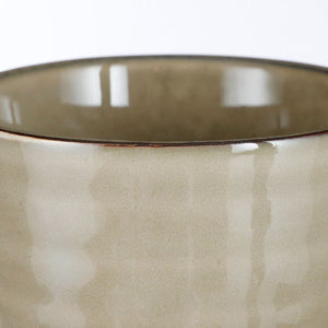 Nærbillede af kant på Tabo stentøjskrus i creme