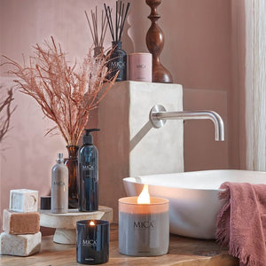 Mica Decorations badeværelsesprodukter ved siden af en håndvask