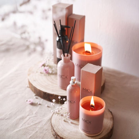 Duftpinde pretty woman i lyserød flaske med andre produkter i samme serie