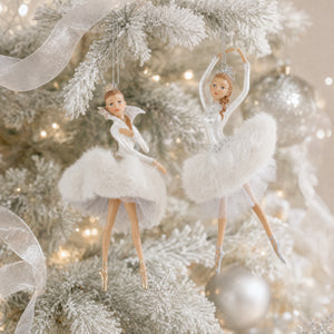 Ballerina med vit klänning 