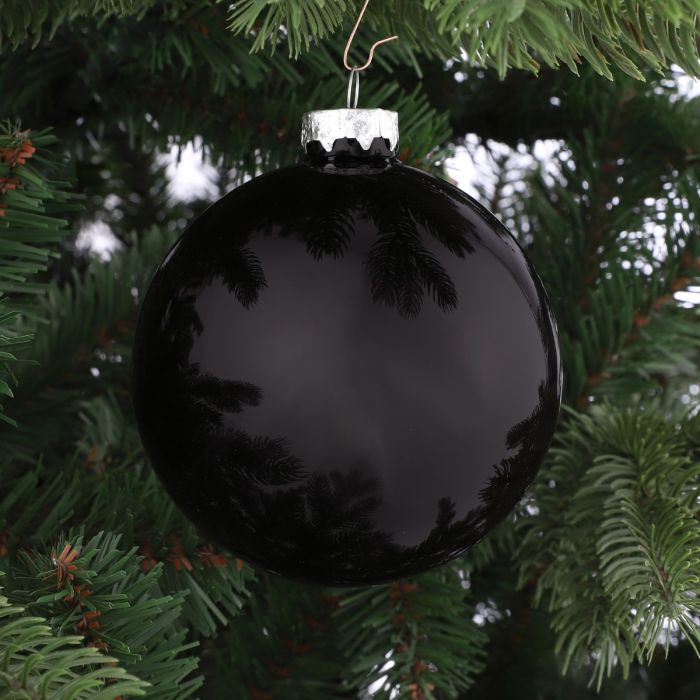 Sort blank julekugle i glas på juletræ. Reflekterende overflade med spejleffekt giver et eksklusivt look til julepynten.
