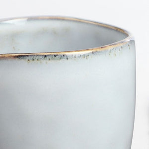 Nærbillede af krus fra Tabo servicesæt i lysegrå