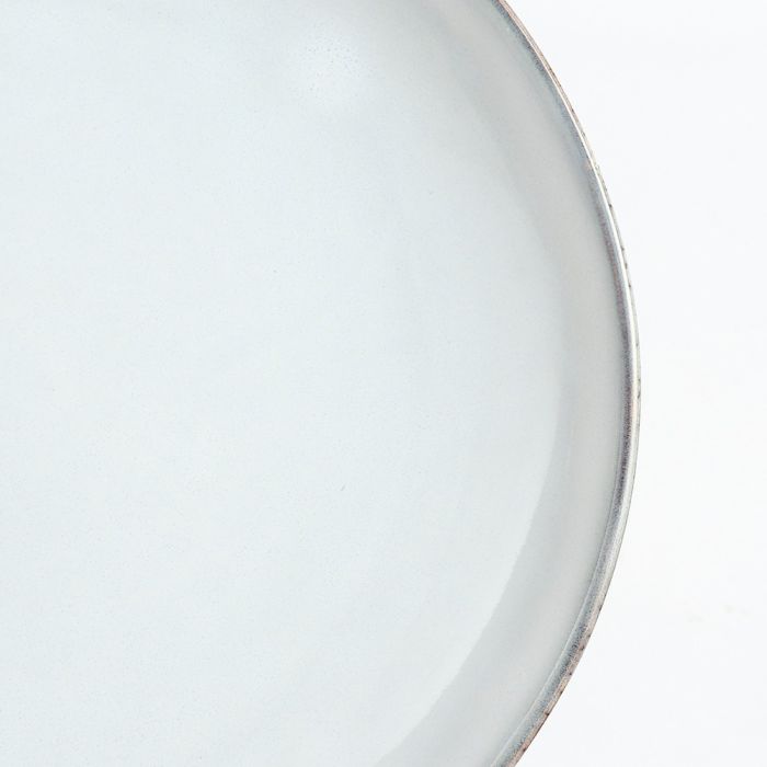 Nærbillede af tallerken fra Tabo servicesæt i lysegrå