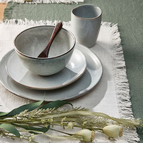 Tabo servicesæt i lysegrå på hvid dækkeserviet