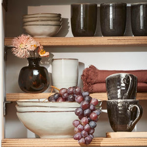 Tabo stentøj krus sort uden hank på hylde med vindruer