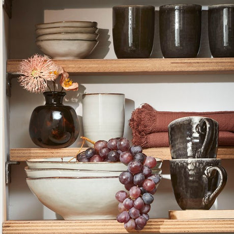 Tabo stentøj krus med hank sort med dybe tallerkner og vindruer