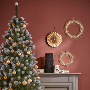 3 runde opbevaringsbokse i sort med stjerner ved siden af juletræ