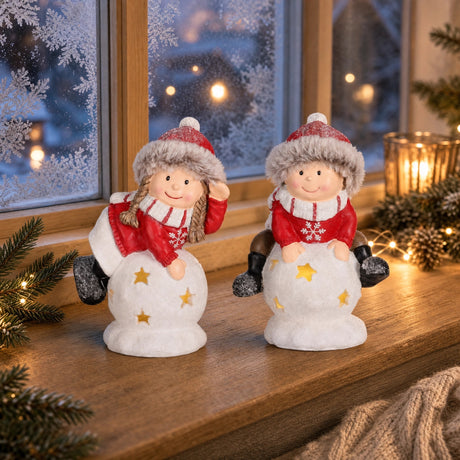 Pojke och flicka med snöboll