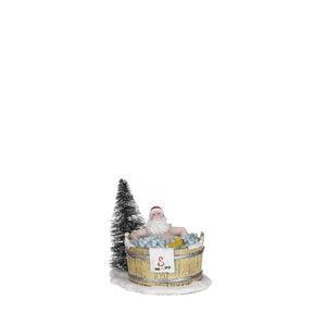 Julemanden tager et pusterum fra juleræset i et skønt boblebad med en gul and. Baljen står på en sneflage med et snebeklædt grantræ i baggrunden. Skæg julemand fra Luville. 