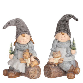 Vinterbørn siddende på træstamme