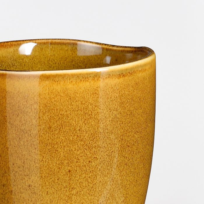 Nærbillede af kanten på et Tabo krus i okker