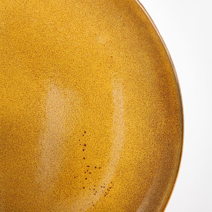 Nærbillede af kanten på en Tabo tallerken i okker