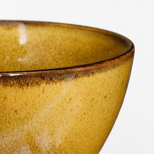 Nærbillede af kanten på en Tabo skål i okker