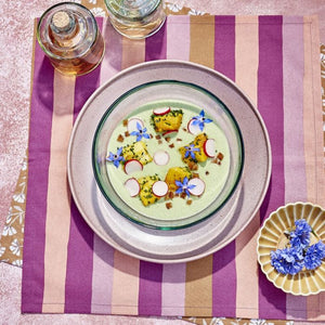 Pesca skål lille i okkerfarvet keramik med blå blomster på farverig dækkeserviet