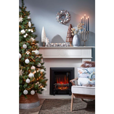 Adventsstage med hvide kogler og blå pynt